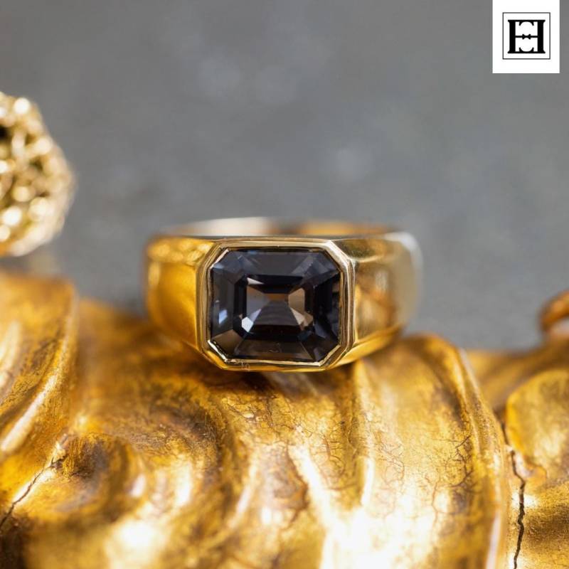 2 Karat Grauer Moissanit-Ring - Klobiger Spinell-Band-Stil Aus 14K Gold, Moissanit Im Smaragdschliff, Mutiges Statement Vintage-Inspirierter Goldring 2 Karat Grauer Moissanit-Ring - Klobiger Spinell-Band-Stil Aus 14K Gold, Moissanit Im Smaragdschliff, Mutiges Statement Vintage-Inspirierter Goldring von EternaleleganceDE