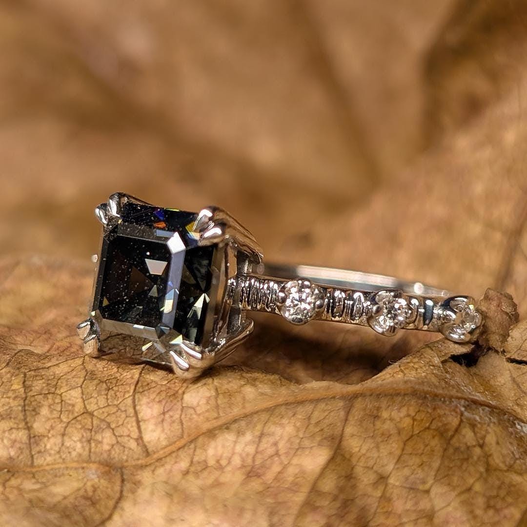 2 Karat Grauer Moissanit Verlobungsring 14K Weißgold Schwarzes Diamant Band von EternaleleganceDE