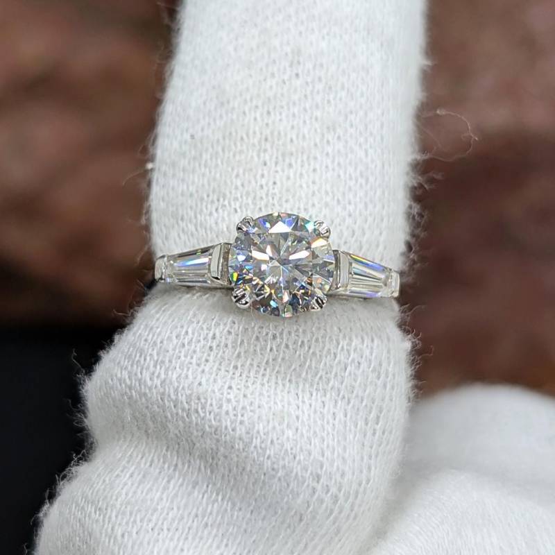2 Karat Moissanit Verlobungsring Dreistein Baguette, 585Er Weißgold von EternaleleganceDE