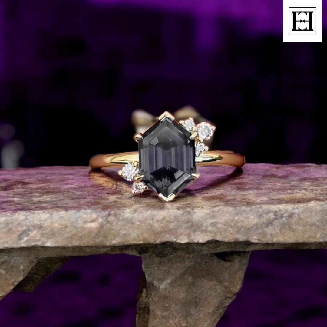 2 Kt Grauer Moissanit Verlobungsring 14K Gold Hexagon Gruppe, Akzente Weißer Diamant von EternaleleganceDE