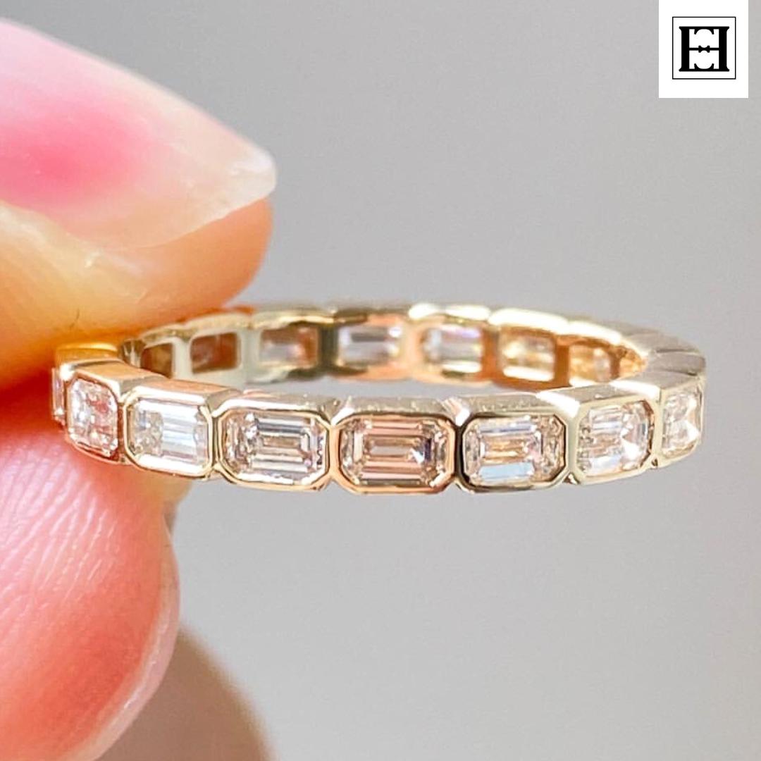 2 Tcw Moissanit Eternity Band Im Smaragdschliff, Steinring Smaragdschliff Aus 14K Gold, Elegante Stapelbare Hochzeits - Oder Jubiläumsband von EternaleleganceDE