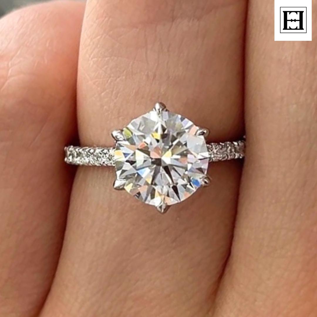 2.5 Karat Runder Moissanit Verlobungsring, Solitär Mit Verstecktem Heiligenschein & Diamant Pave Band in Weißgold, Zierlicher Brautring Für Sie von EternaleleganceDE