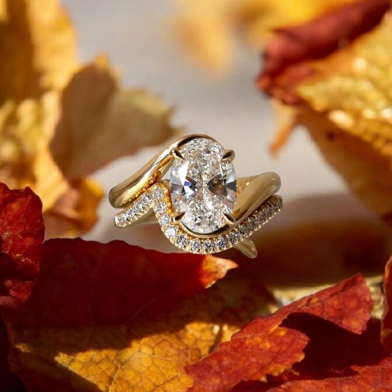 3 Ct Oval Cut Moissanite Verlobungsring Mit Gebogenem Pave Band, 14K Gelbgold Twisted Design, Einzigartiges Modernes Brautring Set, Ehering von EternaleleganceDE