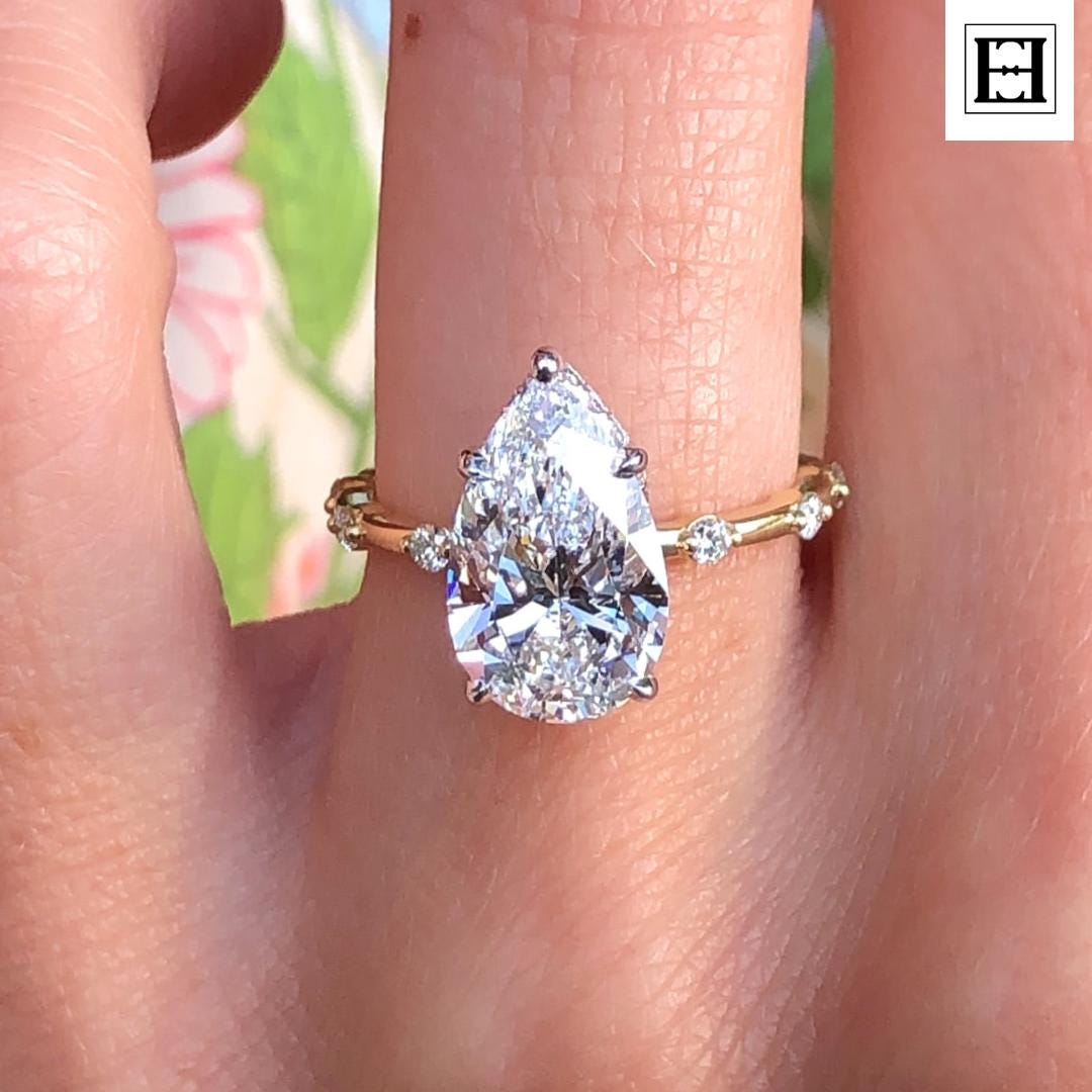 3 Karat Moissanit Verlobungsring 14K Gelbgold Versteckter Heiligenschein, Diamant Akzent von EternaleleganceDE