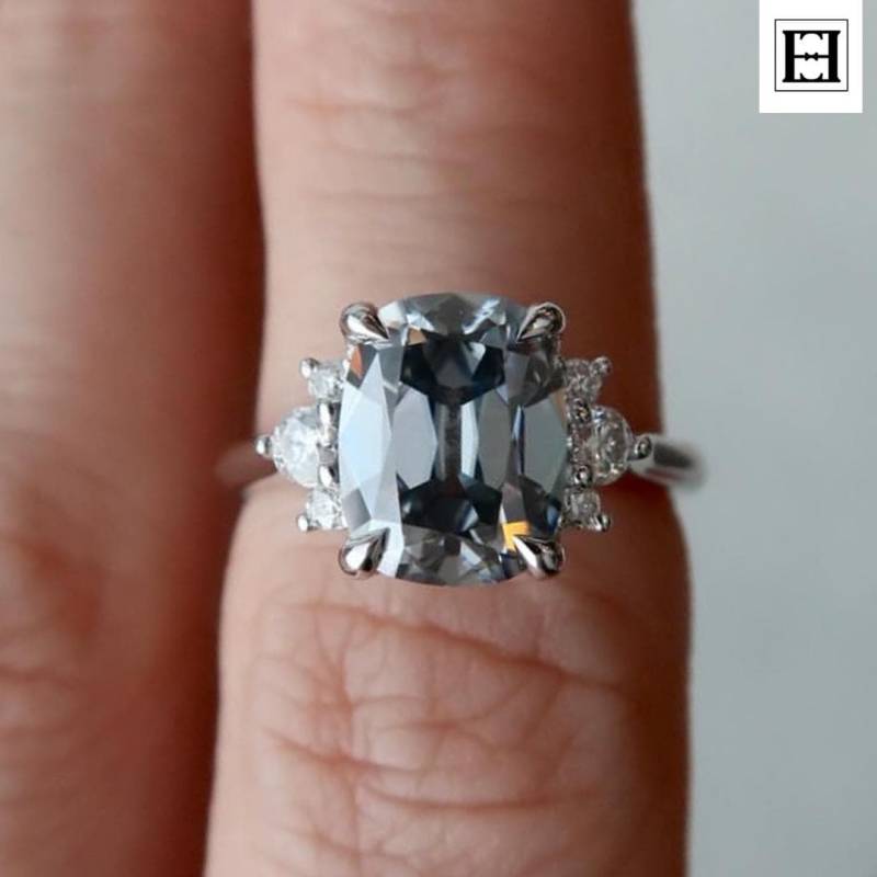 Grauer Moissanit Verlobungsring Im Kissenschliff Vintage 3-Stein Sterling Silber von EternaleleganceDE