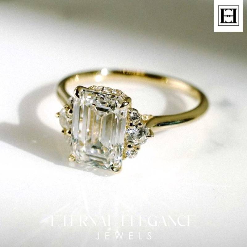 3 Karat Moissanit Verlobungsring Vintage Gold Drei-stein-Cluster 3 Karat Moissanit Verlobungsring Vintage Gold Drei-stein-Cluster von EternaleleganceDE