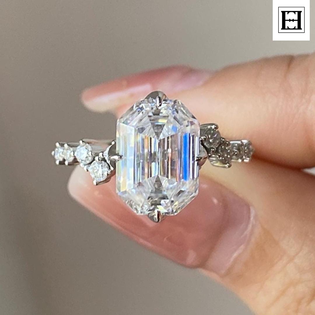3.0 Ct Spezieller Smaragd Moissanit Diamant Ring | 10K/14K Gold Verlobungsring Ehering Geschenk Für Sie Runder Cut-Side-stein-Ring von EternaleleganceDE