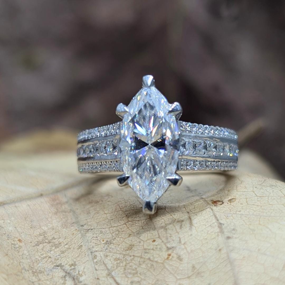 4 Karat Marquise Moissanit Verlobungsring Pave Diamant Triple Band, Weißgold von EternaleleganceDE