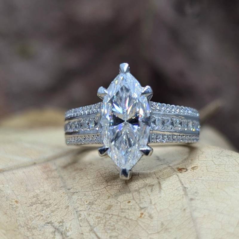 4 Karat Marquise Moissanit Verlobungsring Pave Diamant Triple Band, Weißgold von EternaleleganceDE