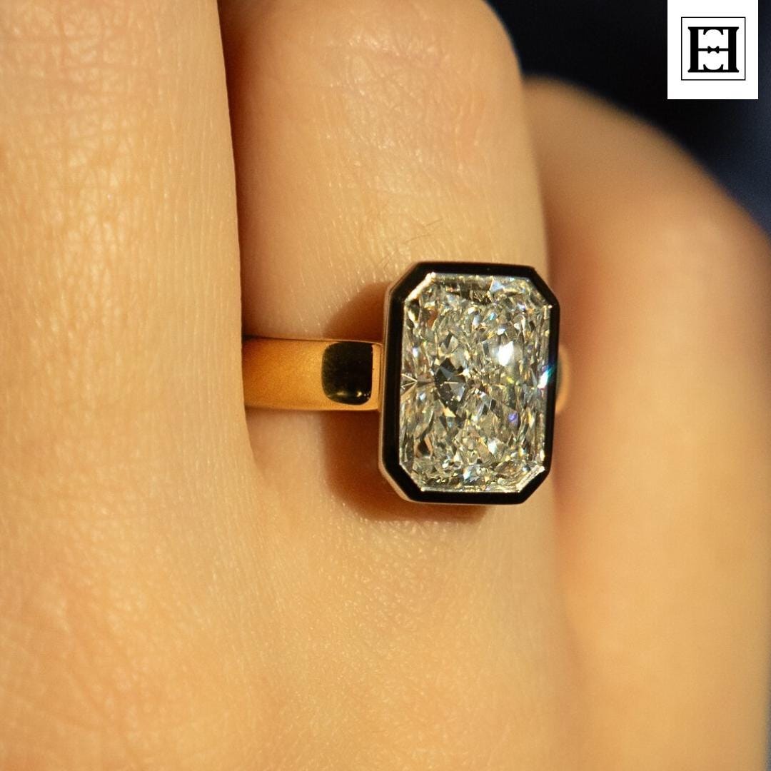 4.5 Karat Strahlender Moissanite Ring Chunky Gold Bezel Statement Ring von EternaleleganceDE