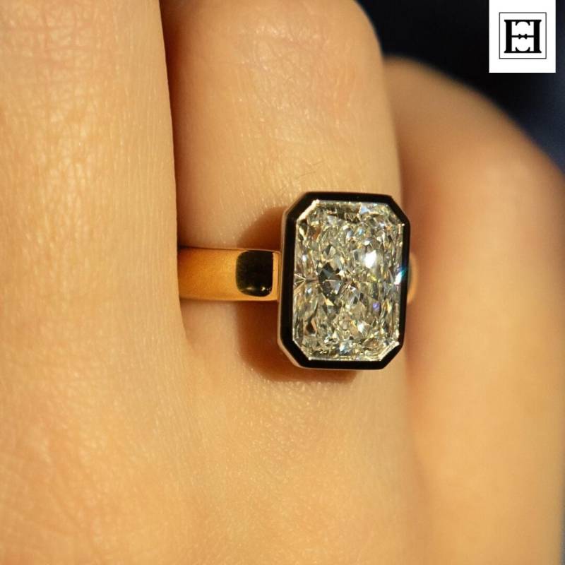 4.5 Karat Strahlender Moissanite Ring Chunky Gold Bezel Statement Ring von EternaleleganceDE