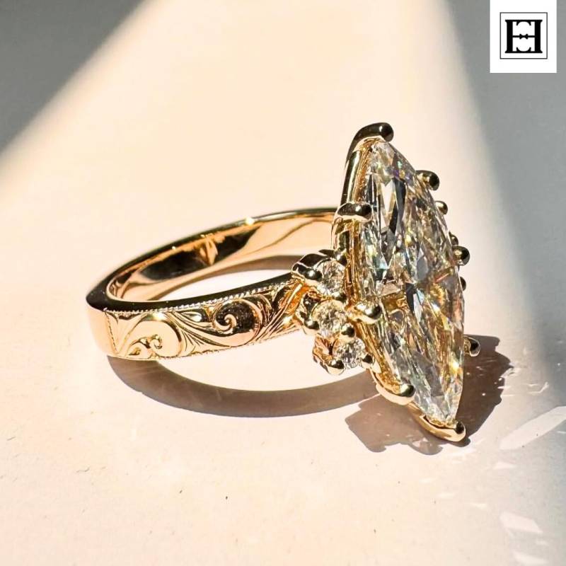 5Ct Vintage Marquise Moissanit Verlobungsring Mit Seitlichen Akzenten | Aufwendig Graviertes 14K Goldband Einzigartiger Länglich Geschnittener von EternaleleganceDE