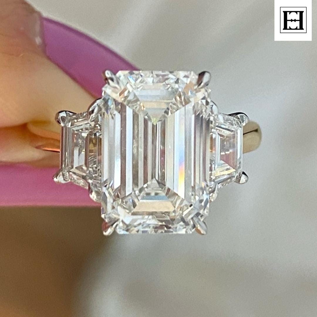 7 Karat Moissanit Smaragdschliff Ring Drei-steine-Gelbgold-Verlobung von EternaleleganceDE