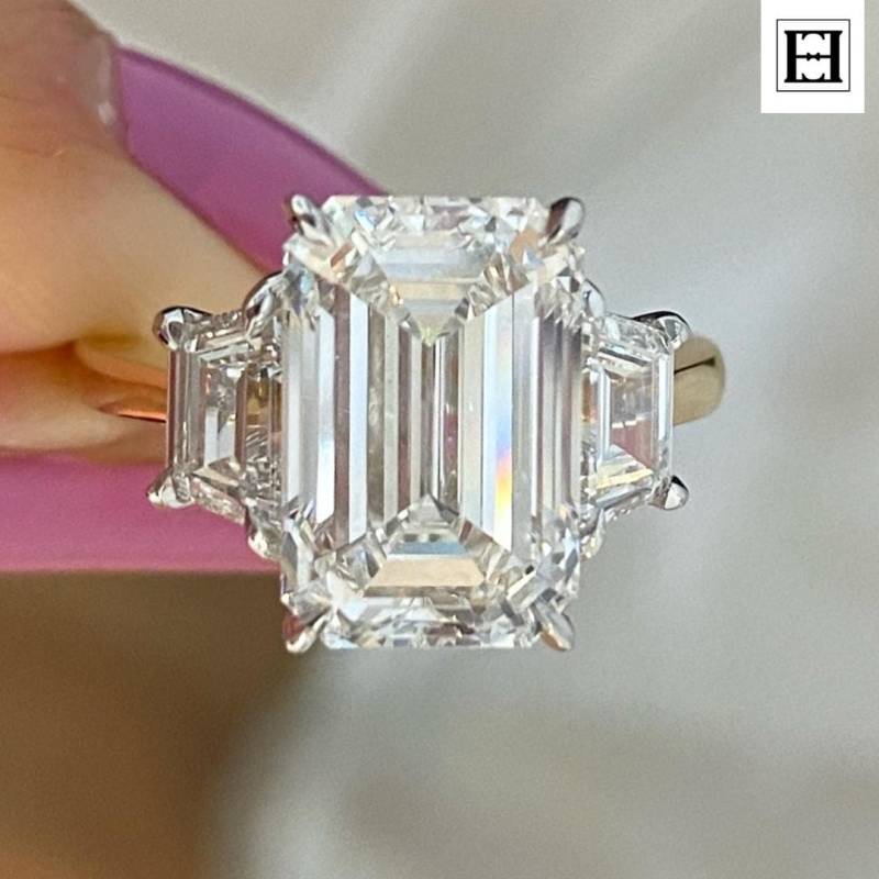 7 Karat Moissanit Smaragdschliff Ring Drei-steine-Gelbgold-Verlobung von EternaleleganceDE