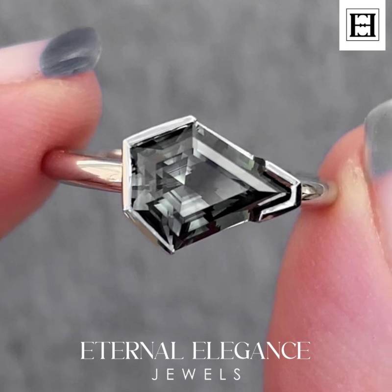 Handgemachter Grauer Moissanit Verlobungsring Mit Steinfassung von EternaleleganceDE