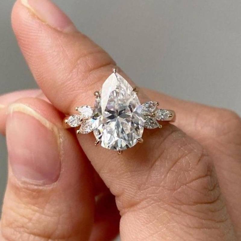 4 Kt Birnen Moissanit Verlobungsring 14K Gold Leaf Cluster, Vintage Träne Tropfen Brautring von EternaleleganceDE