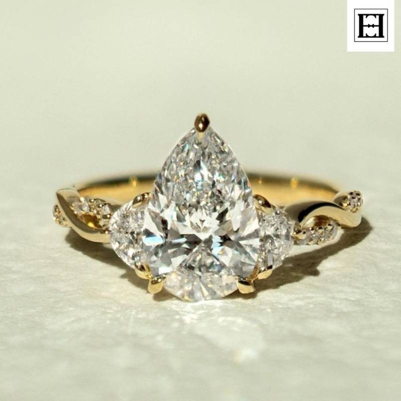 Moissanite Verlobungsring Gedrehtes 14K Goldband, Seitensteine Moissanite Verlobungsring Gedrehtes 14K Goldband, Seitensteine von EternaleleganceDE