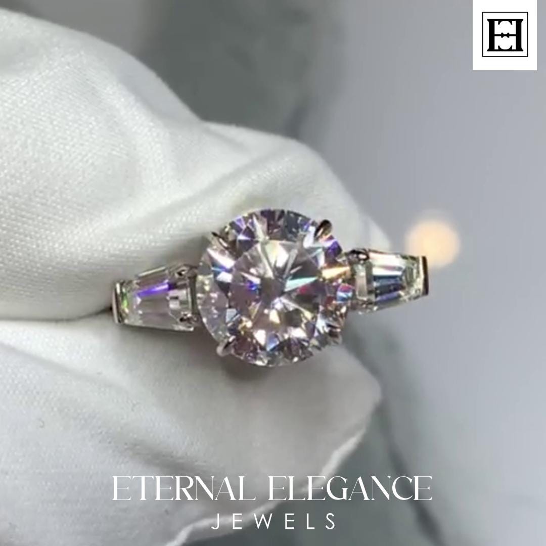 2 Karat Rundschliff Drei Stein Moissanite Verlobungsring Mit Baguette Seitensteine, Lab Diamantring in Weißgold Für Sie Erstellt von EternaleleganceDE