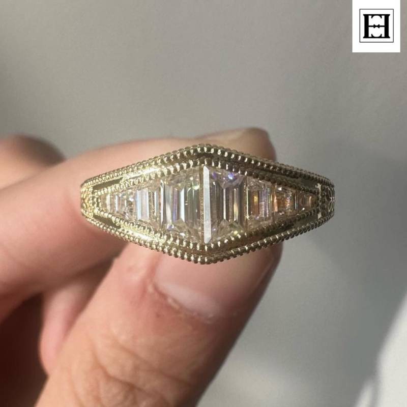 Vintage Chevron Baguette Moissanit Ring, Art Deco Verlobungsring, Filigrane Gold Ehering, Antiker Stil Brautring von EternaleleganceDE