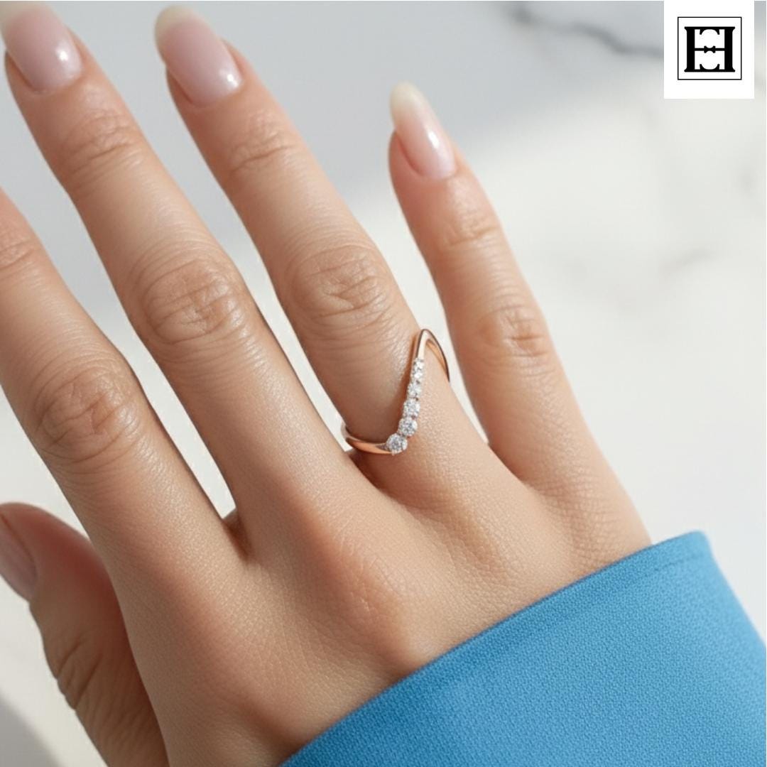 Zierlicher V-Förmiger Diamant Ring in Roségold, Minimalistisch Geschwungener Stapelring, Eleganter Versprechensring, Moderner Feiner Schmuck Für von EternaleleganceDE