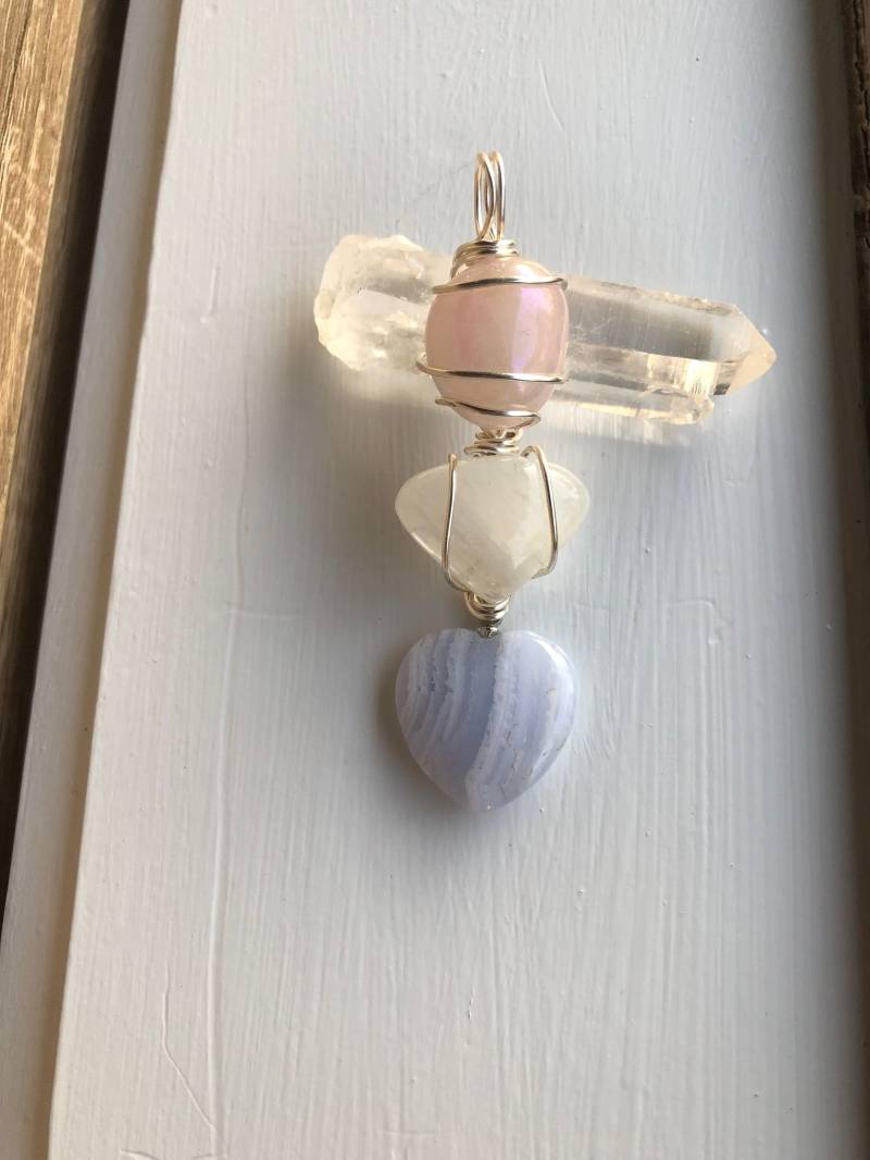 Rose Aura Quarz, Mondstein & Bluelace Achat Herz Anhänger Rose Aura Quarz, Mondstein & Bluelace Achat Herz Anhänger von EternityCrystals