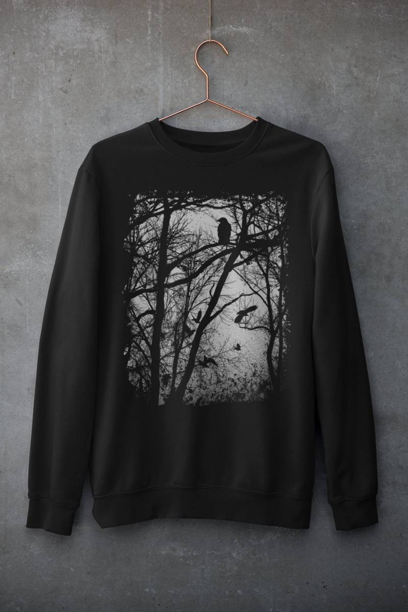 Schwarzwald/Unisex Sweatshirt Flying Crows Design Gothic Vibes Emo Stil Cooles T-Shirt Alternatives Dunkles von EternityLineDesign