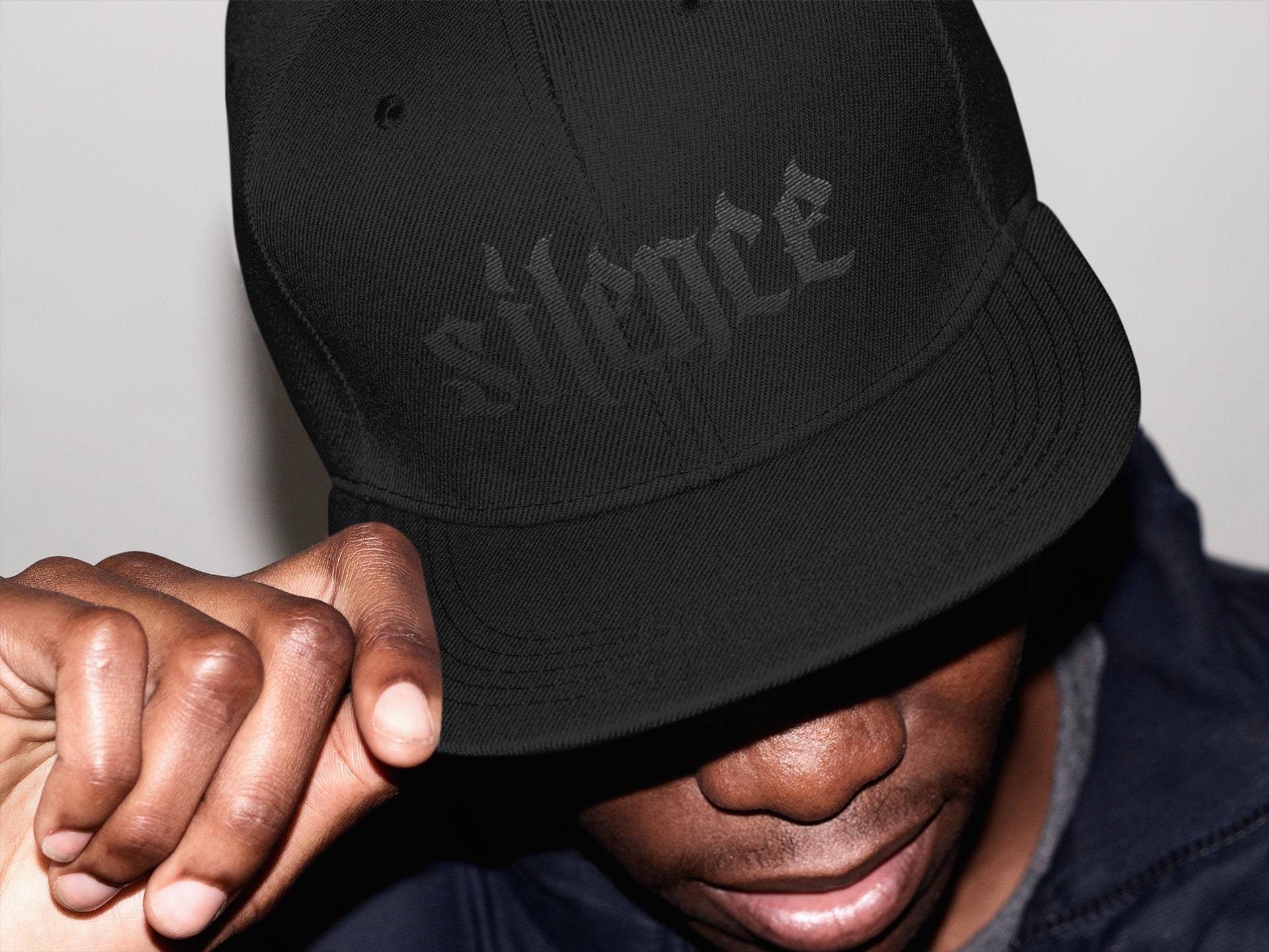 Silence Snapback/Schwarzer Hut Komplett Schwarz Patel Goth Kleidung Kalligraphie Silence Snapback/Schwarzer Hut Komplett Schwarz Patel Goth Kleidung Kalligraphie von EternityLineDesign