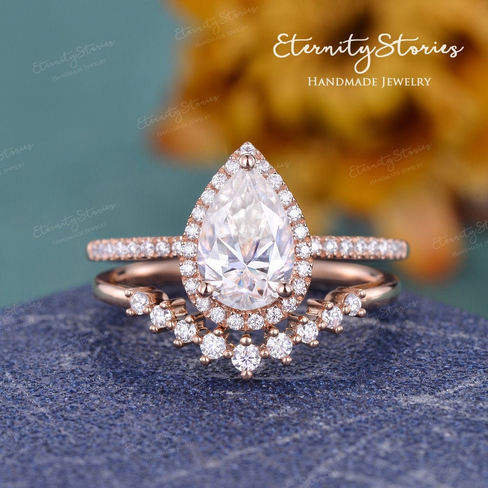 1.5Ct Birnenförmige Moissanite Verlobungsring Set Vintage Rose Gold Hochzeit Braut Frauen Diamant Halo Ring Jahrestag Geschenk Halbe Ewigkeit von EternityStories