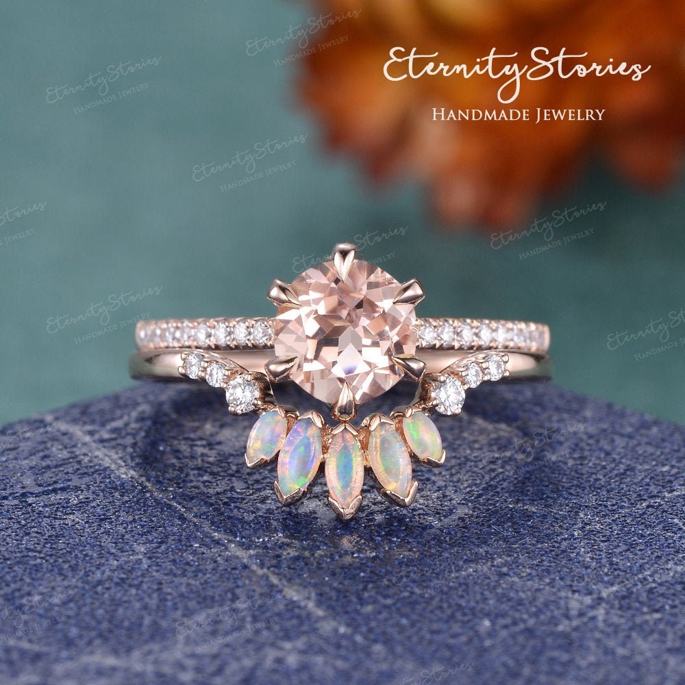 1.5Ct Hidden Halo Round Cut Morganit Verlobungsring Sets Natürlicher Opal Ehering Rosegold Braut Set Krone Stapelring Halb Pave Band von EternityStories