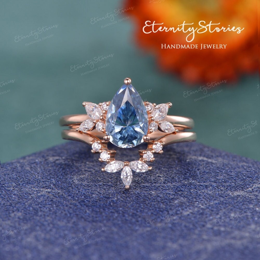 1.5Ct Pear Shaped Blue Moissanit Verlobungsring Set Frauen Cluster Rosegold Blatt Braut Marquise Diamant Stapelring Dom Ring von EternityStories