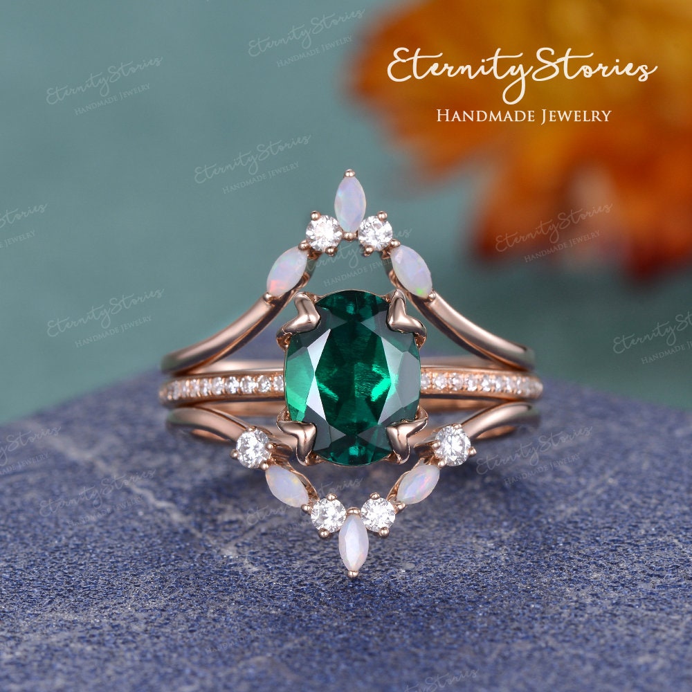 2Ct Oval Cut Smaragd Verlobungsring Set Rosegold 3stk Braut Damen Natürlicher Opal Unkraut Ring Mai Geburtsstein Diamant Pave Unikat Zacken von EternityStories