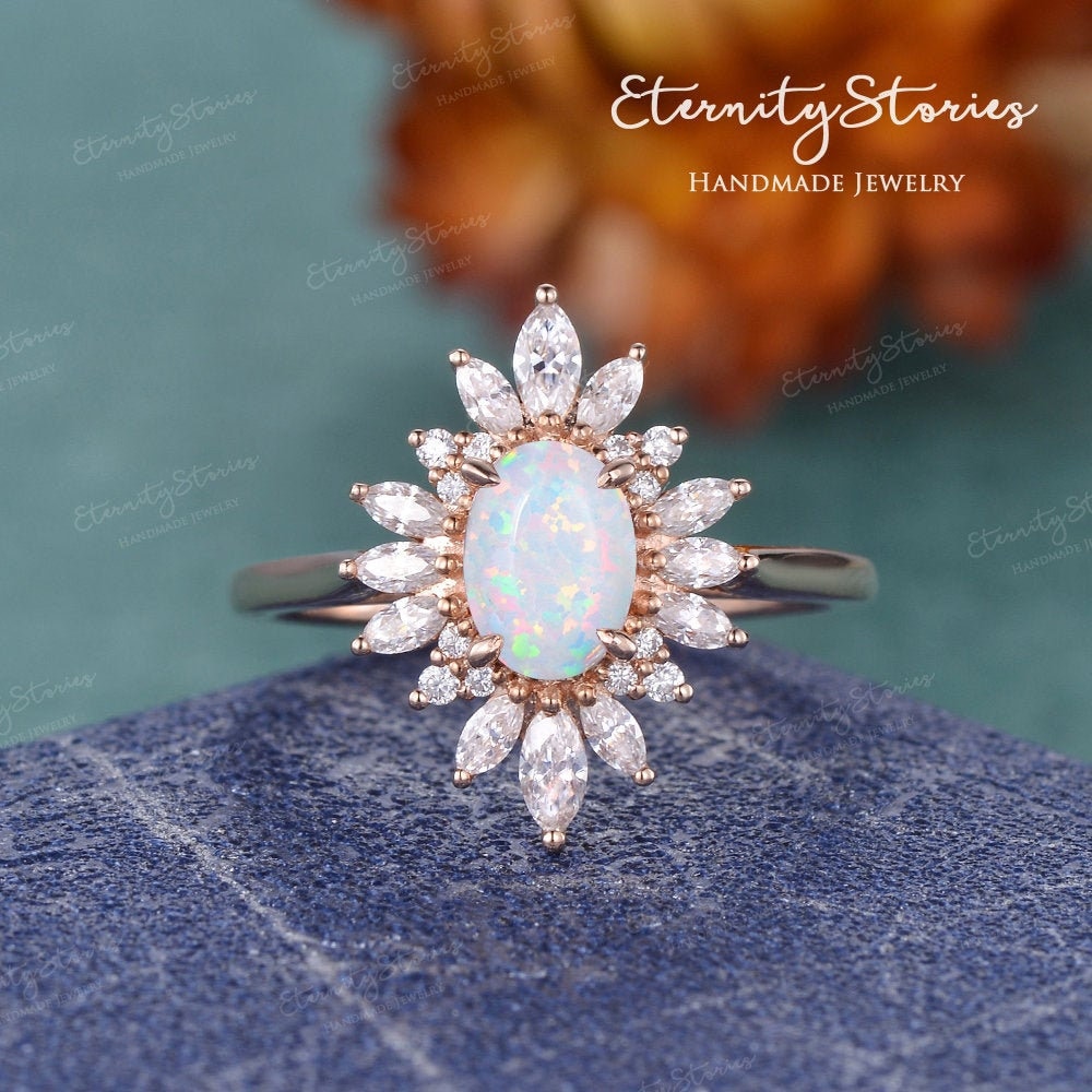 Art Deco Cocktail Ring Halo Lab Opal Verlobungsring Oval Cut Regenbogen 14K Roségold Ehering Frauen Inspiriert Blumen Geschenk Unikat von EternityStories