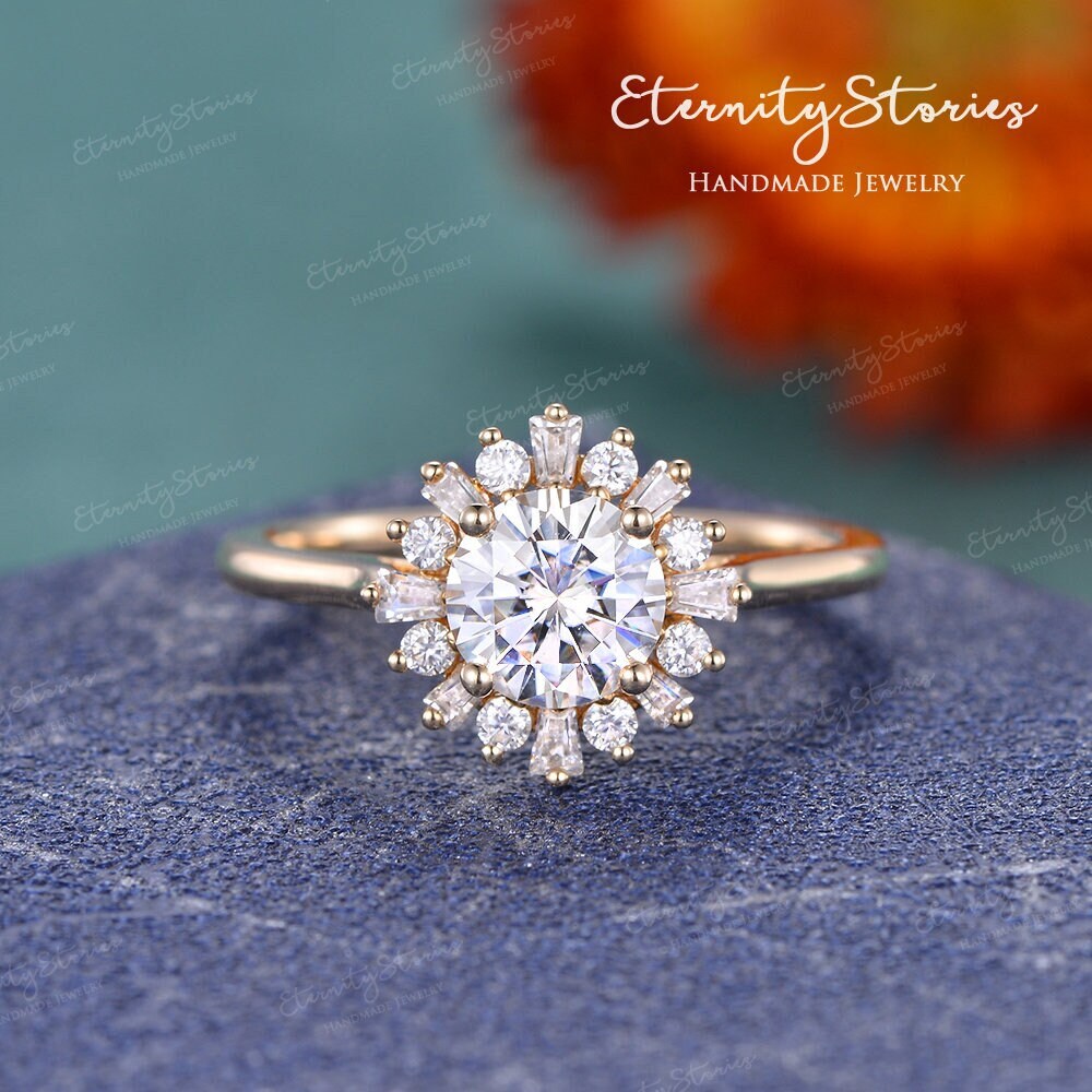 Baguette Halo Moissanit Verlobungsring Cocktail Ring 14K Gelbgold Ehering Frauen Diamant Art Deco Braut von EternityStories