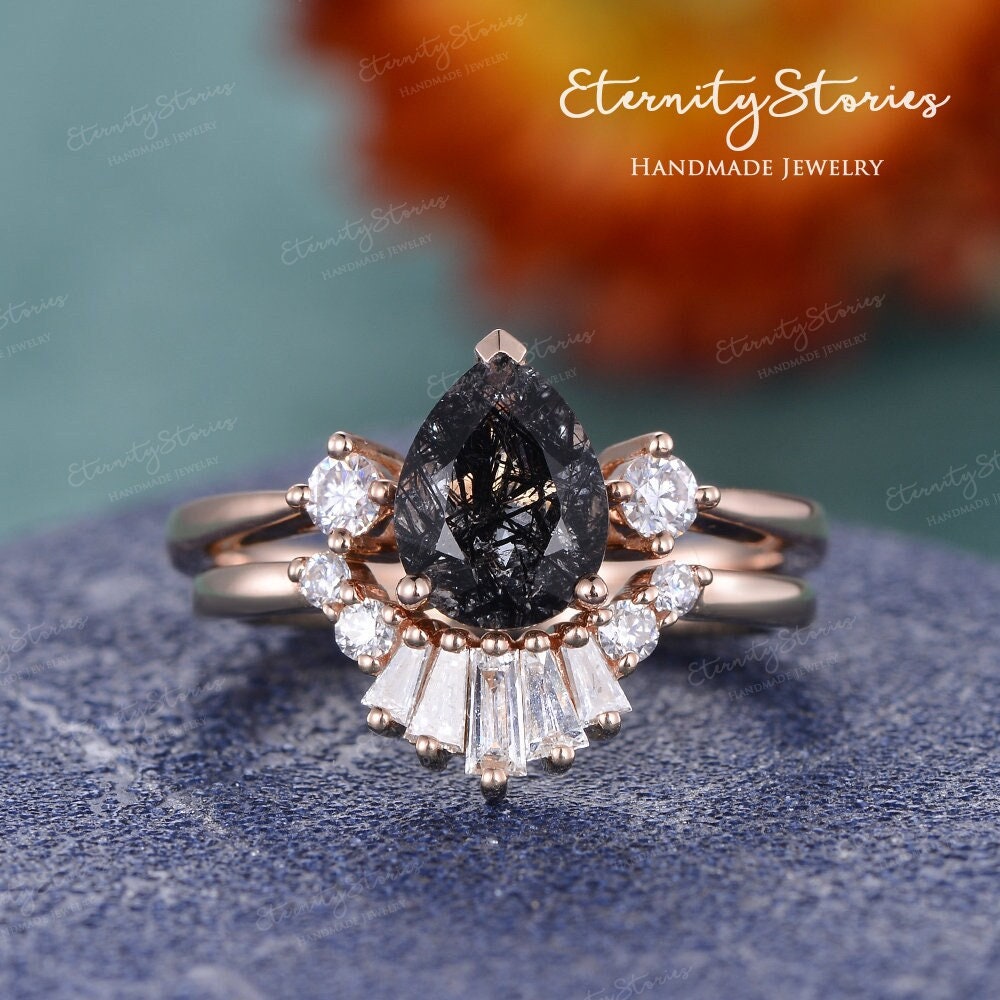 Birnen Salz Und Pfeffer Kristall Ring Schwarz Rutilquarz Verlobungsring Set Drei Stein Roségold Braut Unikat Baguette Ehering von EternityStories