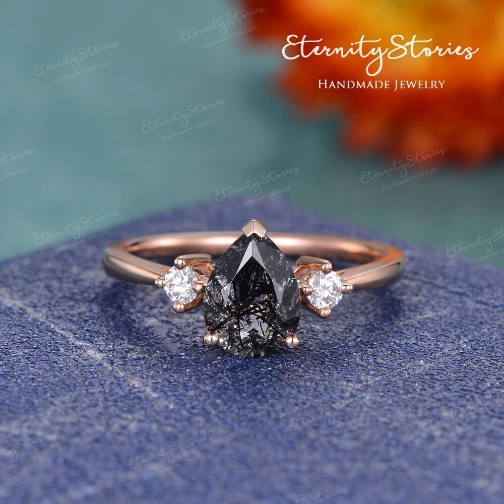 Birnenförmiger Schwarz Rutilquarz Verlobungsring Rosegold Brautring Drei Stein Kristall Ring Miligrain Art Deco Mooisanit/Diamant Geschenk von EternityStories