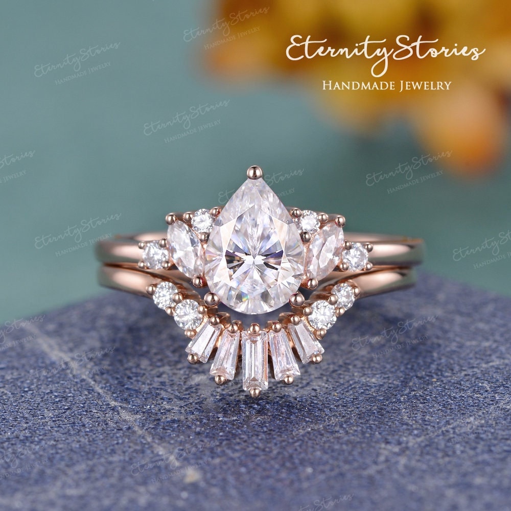 Cluster Pear Shaped Moissanit Braut Set Rose Gold Verlobungsring Zarte Frauen Baguette Diamant Stapelring Jahrestag von EternityStories