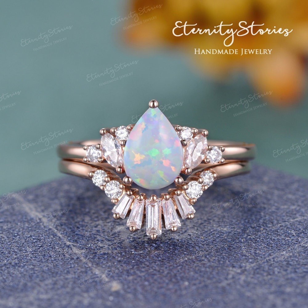 Cluster Pear Shaped Opal Braut Set Lab Rose Gold Verlobungsring Sets Zarte Frauen Baguette Diamant Stapelring Jahrestag Geschenk von EternityStories