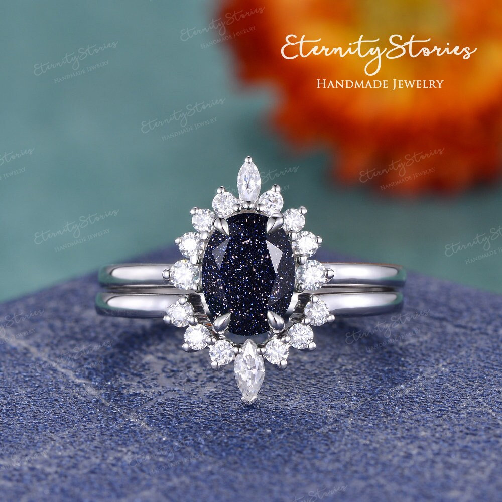 Galaxy Verlobungsring Set Blauer Sandstein Oval Halo Weißgold Braut Ring Stapelring Marquise Gebogener Ehering von EternityStories