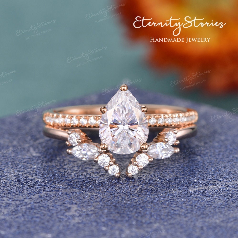 Half Eternity Pear Moissanit Verlobungsring Set Solitär Roségold Stapelring Tropfen Brautset Marquise Open Curved Wedding Ring von EternityStories