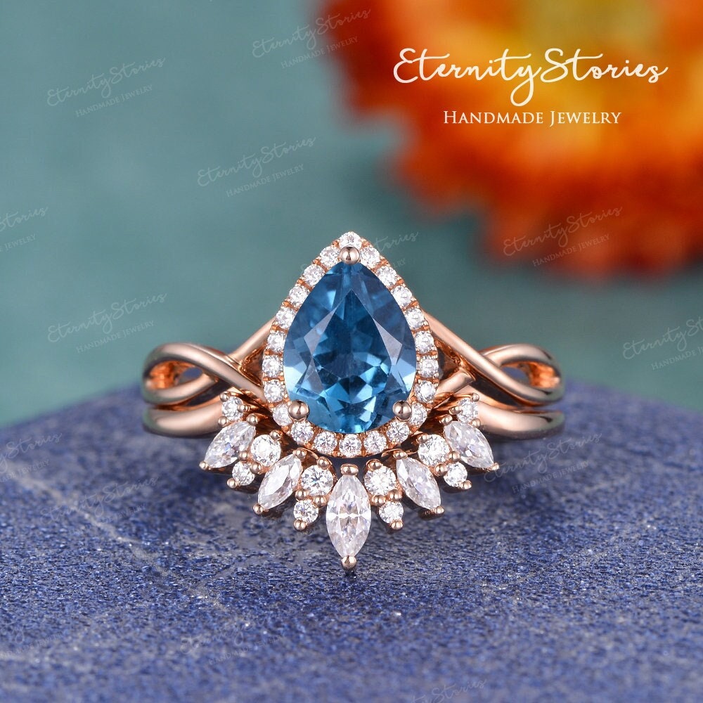 Infinity Pear Blue Topaz Verlobungsring Set Rosegold Braut Marquise Gewölbt Ehering Frauen Halo Stapelring Dezember Geburtsstein von EternityStories