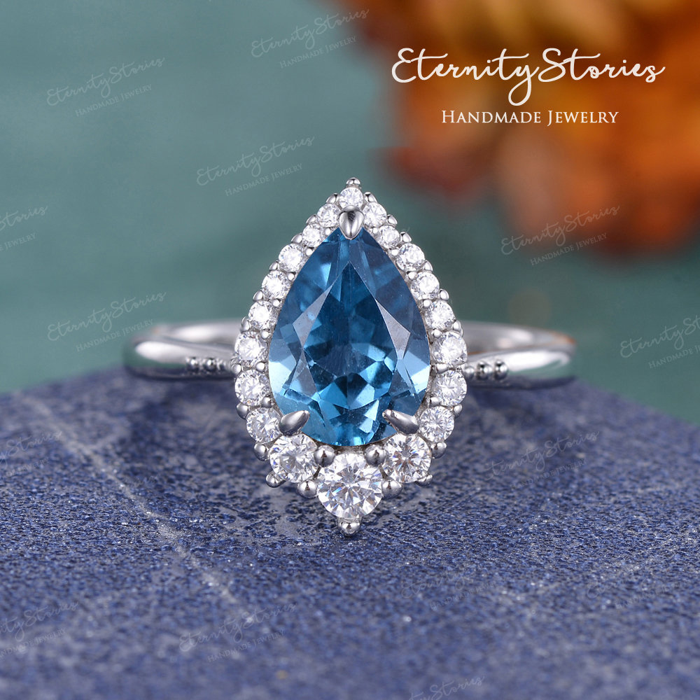 London Blautopas Verlobungsring Diamant Halo Ring Milgrain Weiß Gold Pear Cut Blau Edelstein Art Deco Cluster Zierliches Jubiläum Versprechen von EternityStories