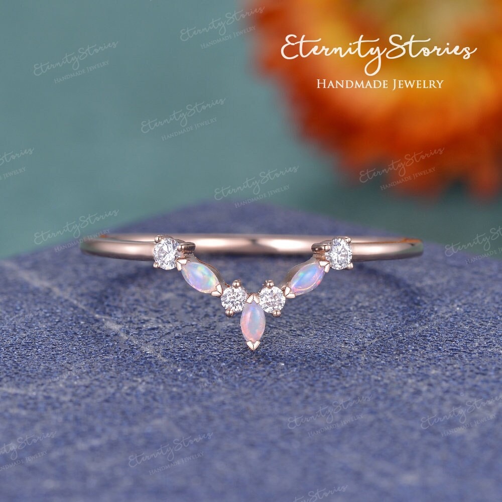 Marquise Cut Natürlicher Opal Ehering Frauen Geschwungene Eheringe Band V Förmige Rose Gold Zierliche Ring Enhancer Stapelring Personalisiert 14K von EternityStories