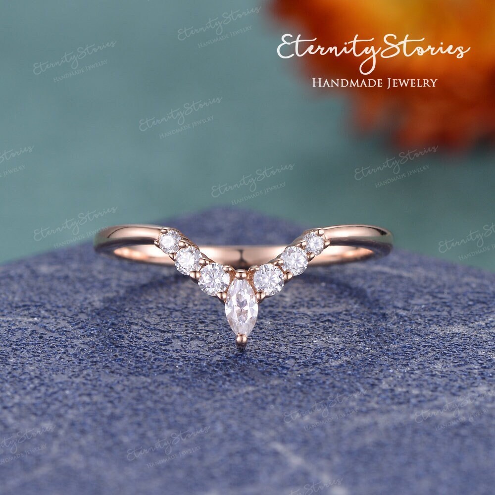 Marquise Shaped Curved Wedding Band Moissanit Rose Gold Weeding Damen Stapel Diamant Ring Cluster Blatt Custom Make 14K /18K von EternityStories