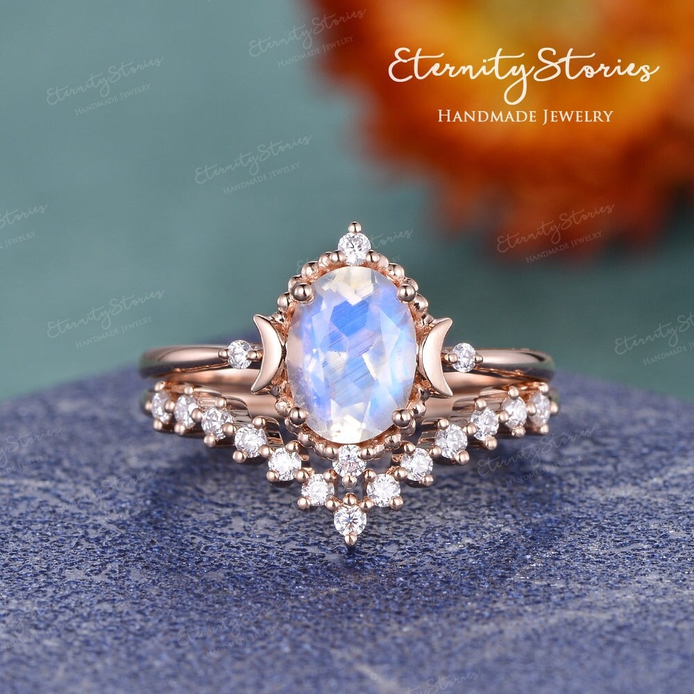 Mondstein Braut Set Verlobungsring Mond Ehering Rose Gold Vintage Milgrain Celestial Ring von EternityStories