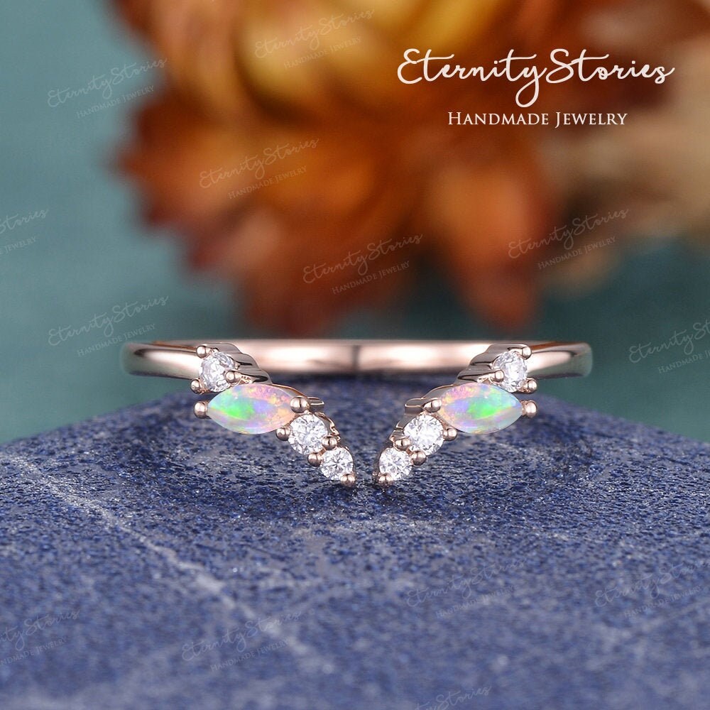 Natürliche Opal Hochzeit Bands Einzigartige Offen Gebogen Band Frauen Moissanite Rose Gold Ringenhancer Benutzerdefinierte Machen Stapelbar Oktober von EternityStories