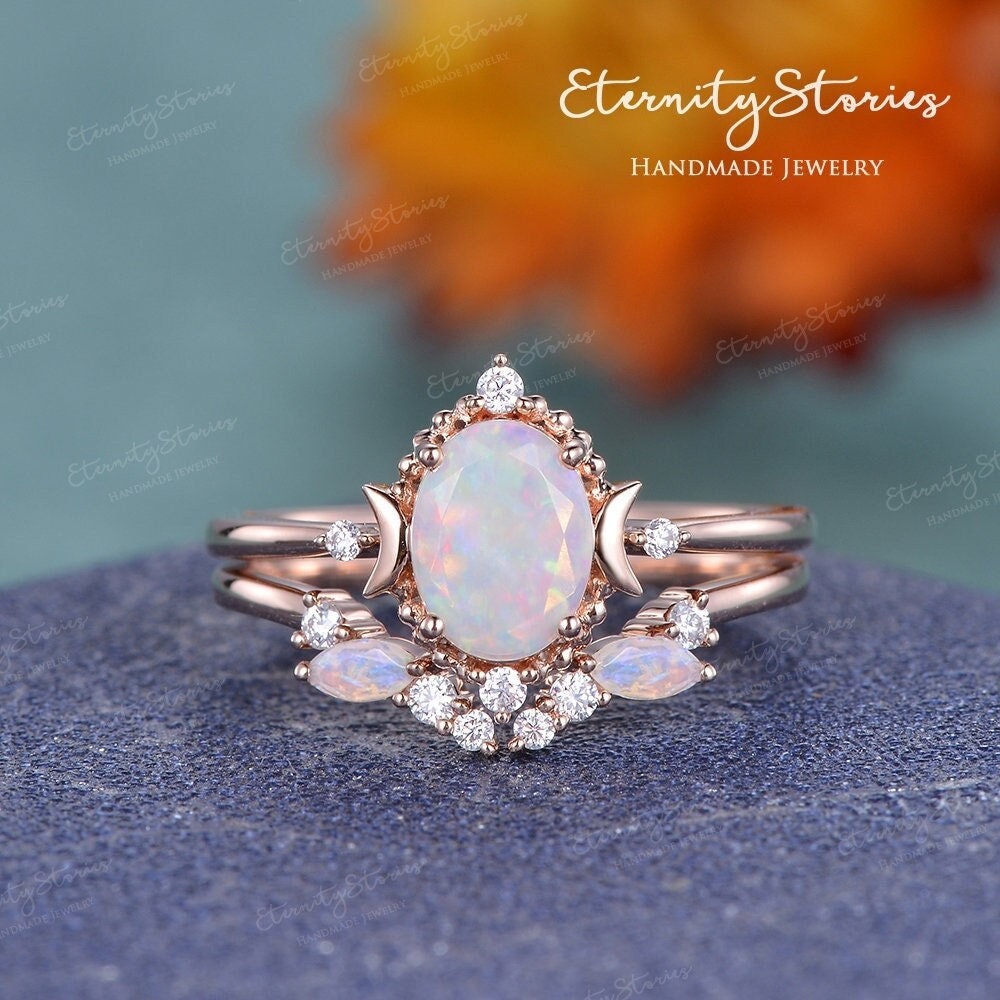 Natürlicher Opal Verlobungsring Set Vintage Mond Roségold Oval Cut Brautset Milgrain Offener Hochzeitsring Damen von EternityStories