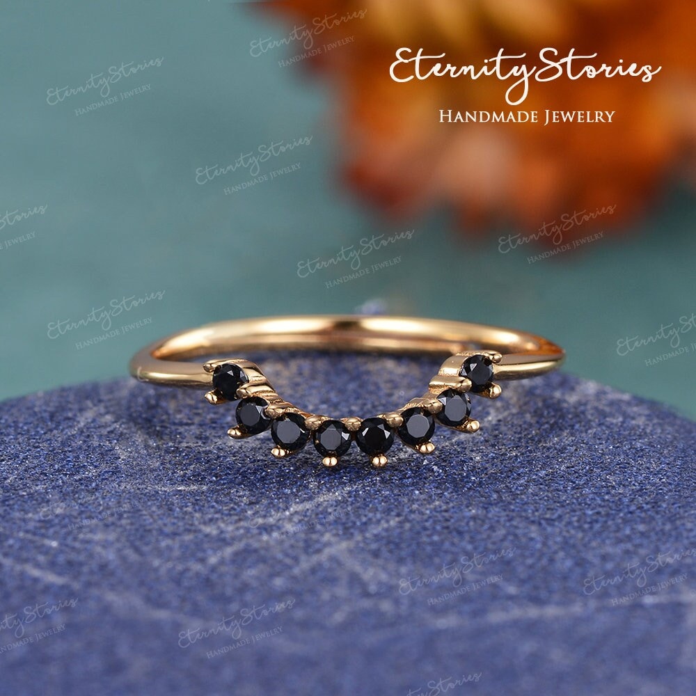 Natürliches Schwarzes Diamant Ehering Gewölbtes Hochzeitsband Damen Gelbgold Stapelring Passender Ring Versprechen Jubiläum Maßanfertigung von EternityStories