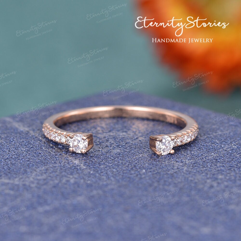 Offenes Hochzeitsband Straight Wedding Band Frau Unikat Moissanit Brautring Roségold Diamant Ring Enhancer Custom Make Half Eternity von EternityStories