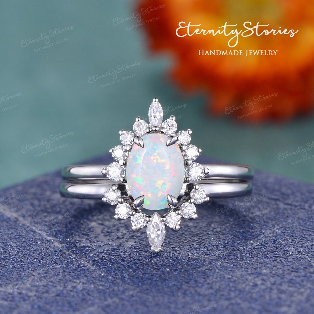Ovaler Schliff Opal Verlobungsring Set Weiß Gold Bridal Diamant Halo Ring Blatt Stapelring Unikat Cluster von EternityStories