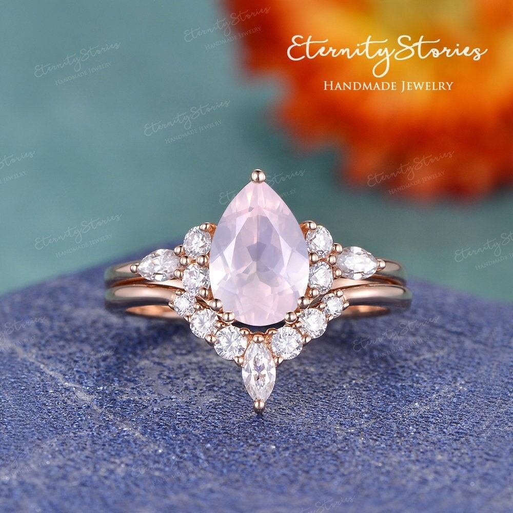 Pear Cut Rosenquarz Verlobungsring Set Roségold Kristall Ring Tropfen Stapelring Braut Frauen Halb Heiligenschein Rosa Edelstein von EternityStories